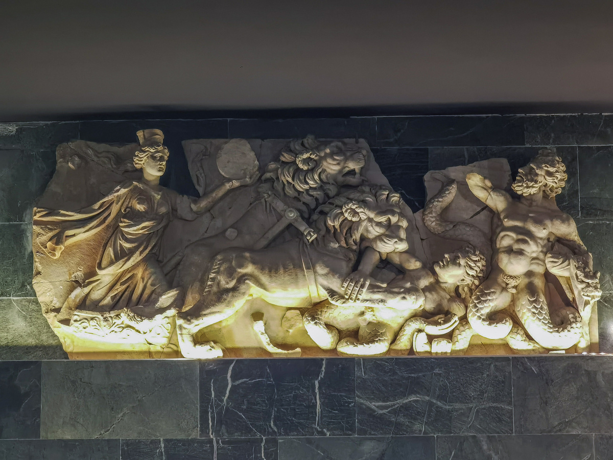 С амфитеатра в Перге