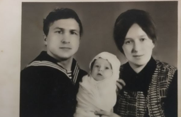 Мои родители. Царствие им небесное. Маме здесь 20 лет.1972 год