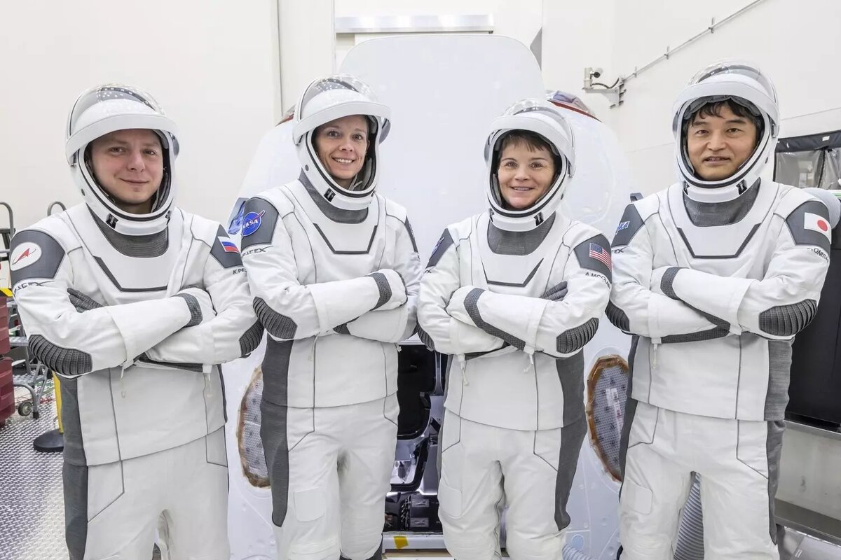 На фото слева направо: космонавт Роскосмоса Кирилл Песков, астронавты NASA Николь Айерс и Энн Макклейн, астронавт JAXA Такуя Ониши. Фото: NASA
