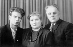    Жорес Алфёров с родителями - Анной Владимировной и Иваном Карповичем. 1954 год. Фото: Из архива