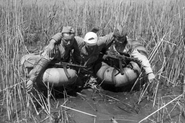    Для второй атаки маршал Жуков потребовал отправить на Кубань 500 специальных костюмов для передвижения по заболоченной местности и мелководью. Фото: образывойны.рф