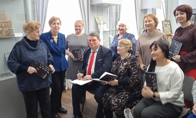 «Ваш автограф!» После презентации автор Сергей Мушкалов всем желающим подписал книги на добрую память