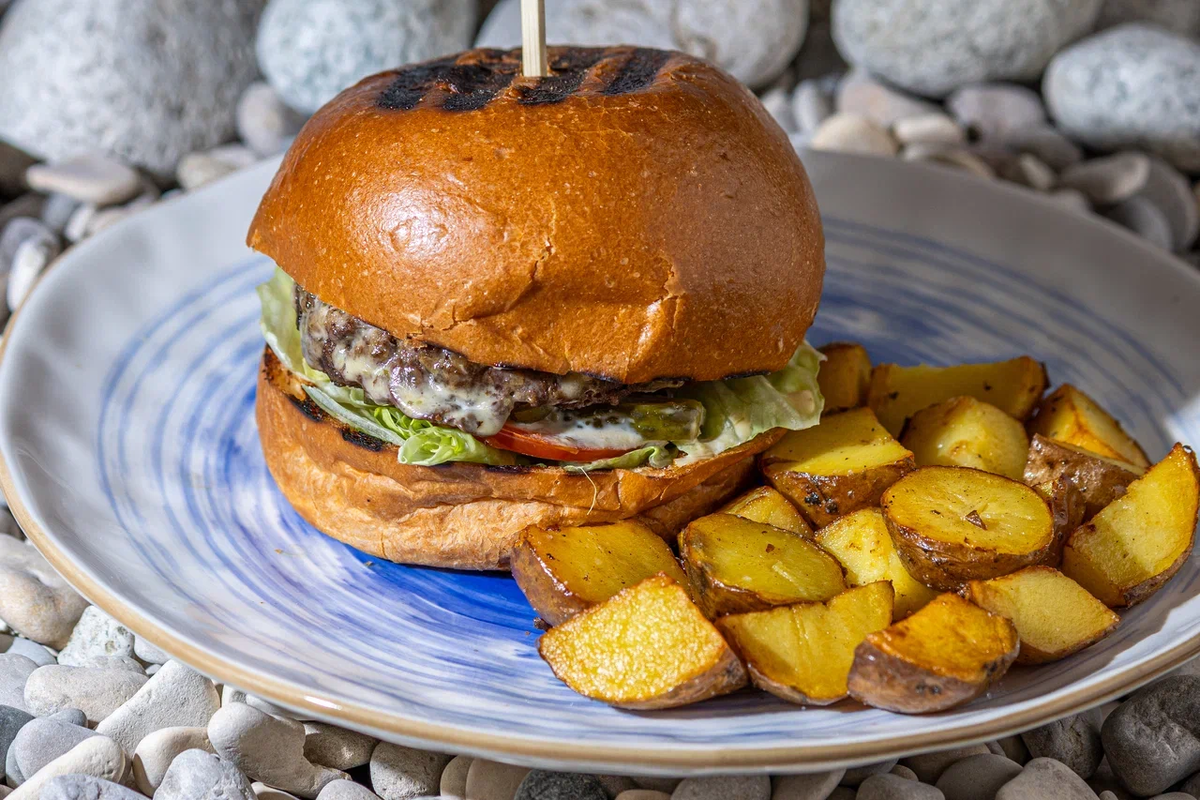 Бургер с селедочным соусом в кафе "Селедочная"