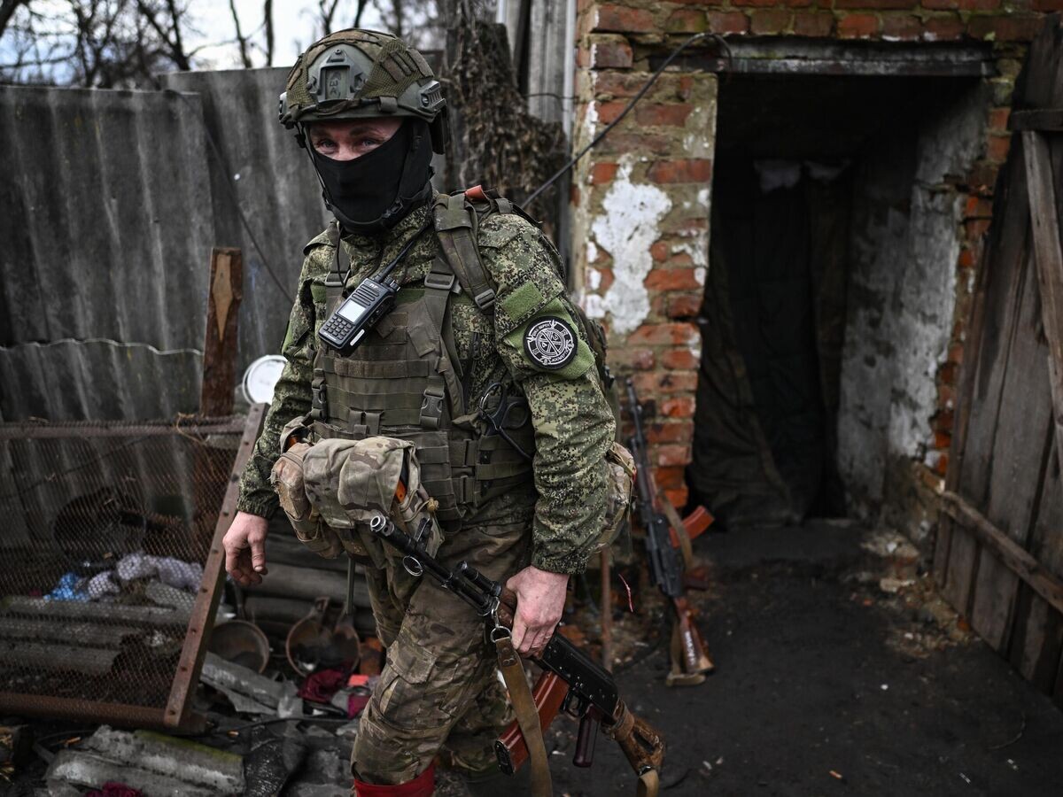    Военнослужащий ВС РФ в Курской области© РИА Новости / Сергей Бобылев
