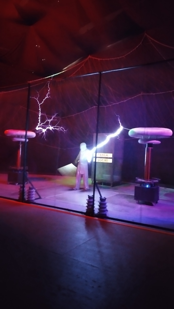 Человек в защитном костюме, которого бьют молнии. Музей Николы Теслы в Сочи.