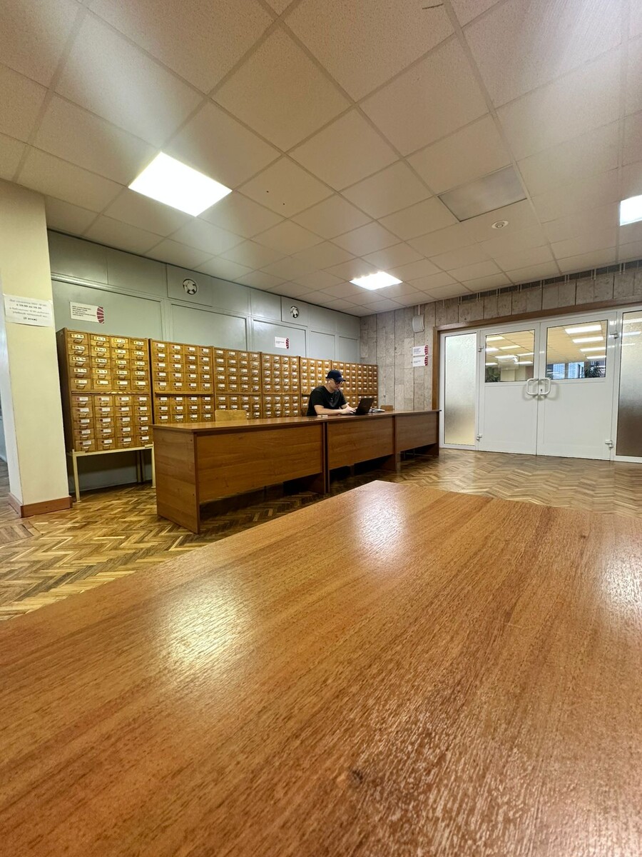 В университетской библиотеке грызёт сын гранит науки 