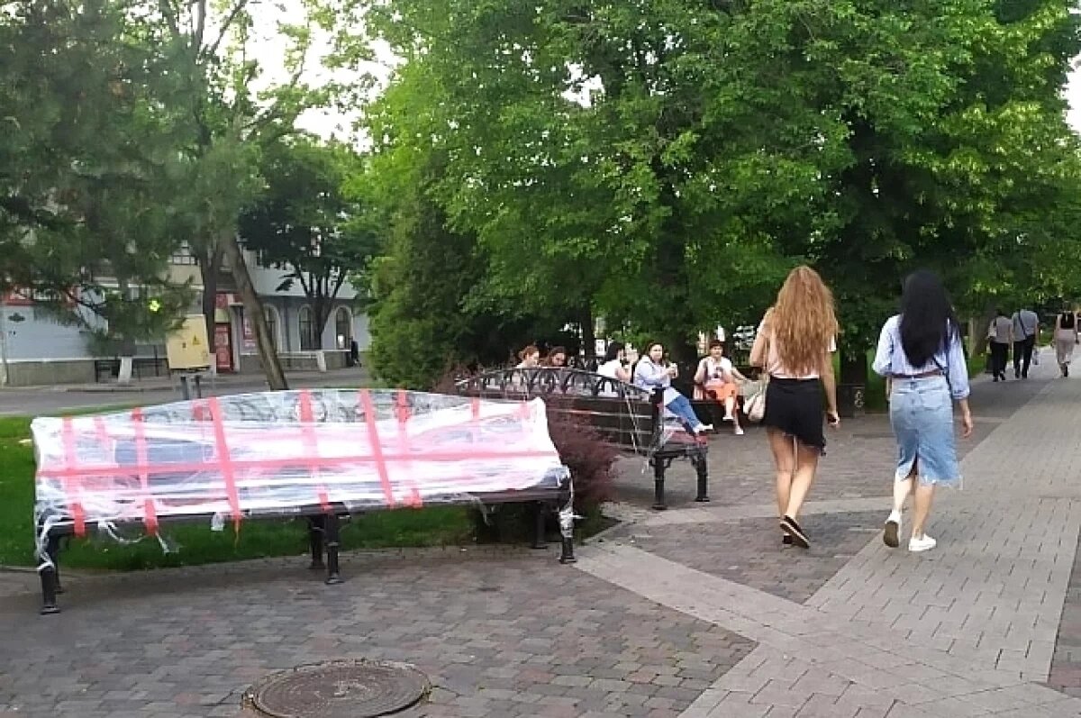    Общественные места во время карантина огораживали.