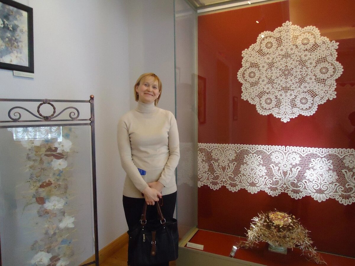 Молодая и стройная. Кружево великолепно! 