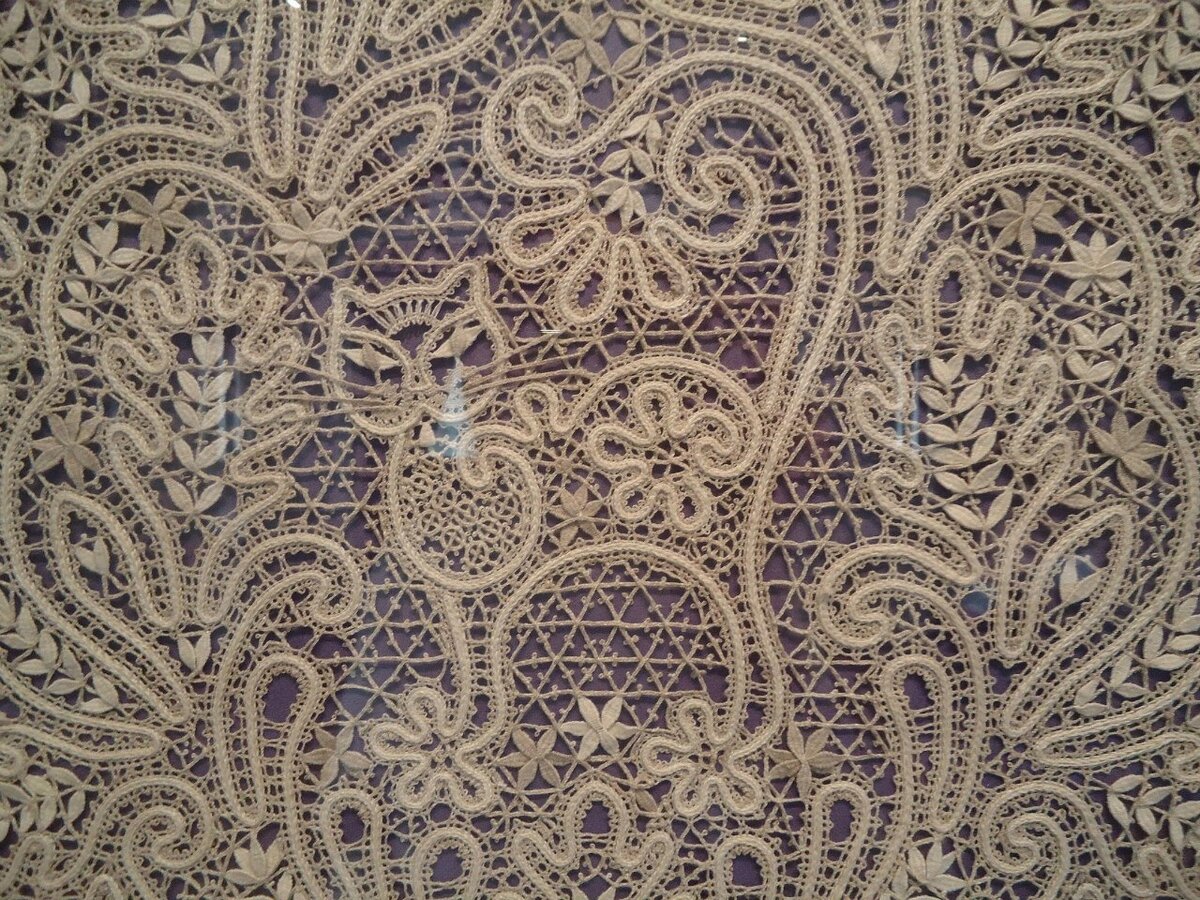 Сколько труда вложено в эти завитки... 