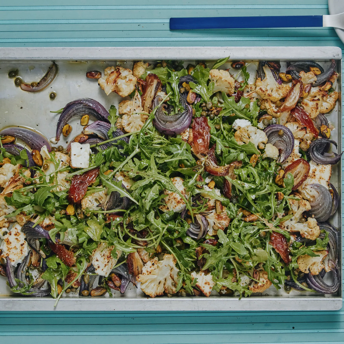 Салат из запеченной в духовке цветной капусты с фетой и финиками