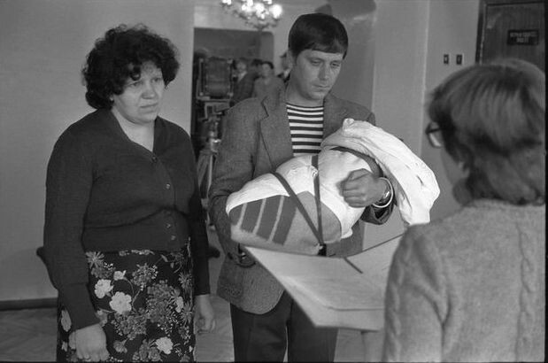ФОТОГРАФИЯ ВЛАДИМИРА АНАТОЛЬЕВИЧА СОКОЛАЕВА / Торжественная регистрация новорожденного. ЗАГС Центрального района. Новокузнецк. 1.10.1983