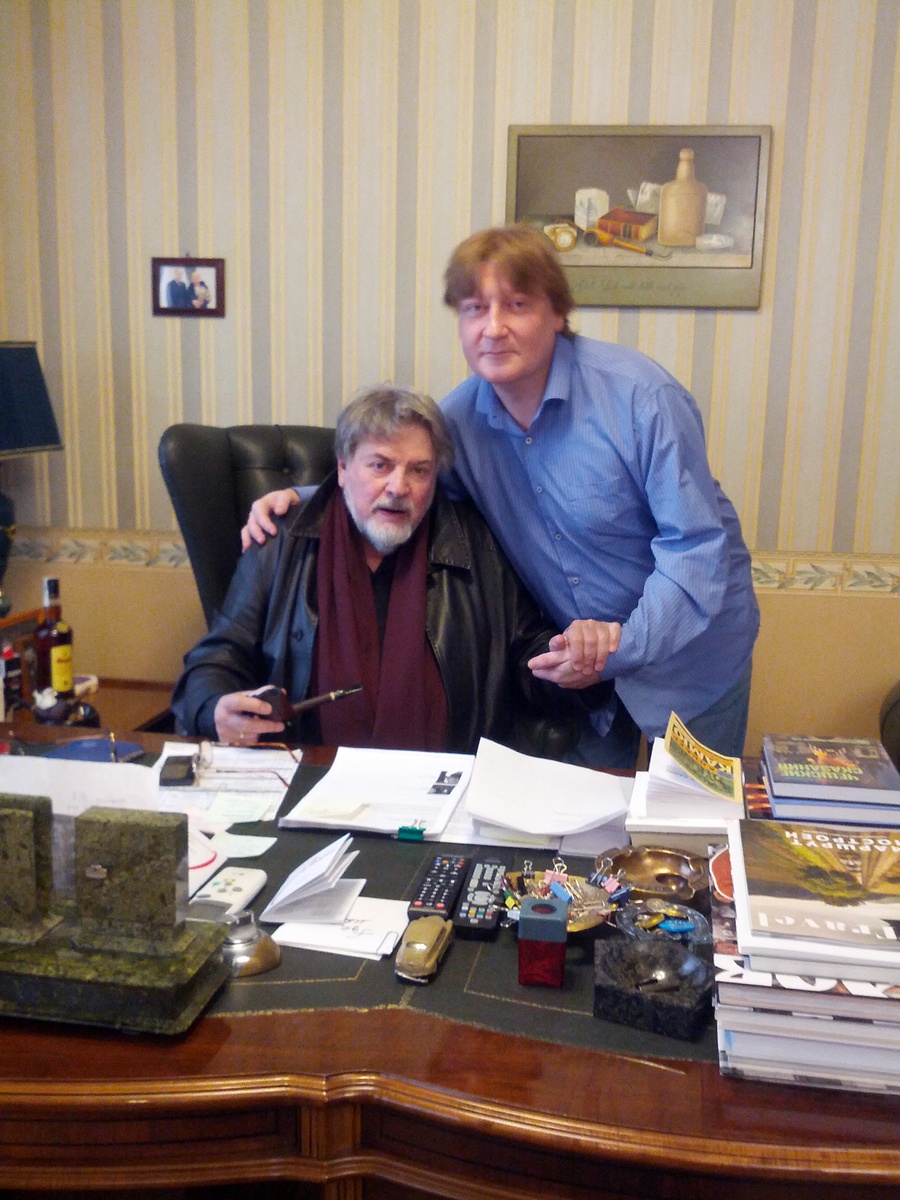 Вот такая странность: это единственный кадр с АА и то случайный. Ширвиндт с автором канала "Пераново перо" Олегом Перановым. Фото Андрея Струнина