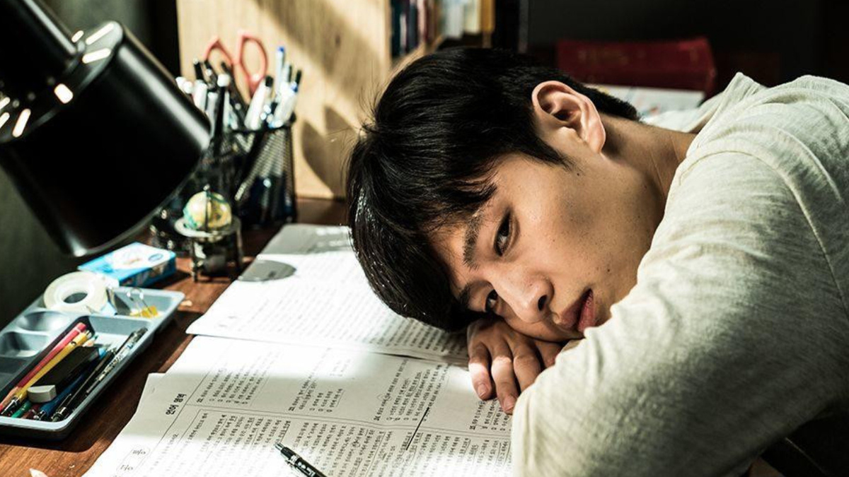 Джин-сок за столом