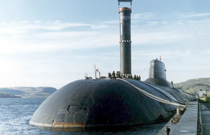 Погрузка на "Акулу" ракет Р-39. Их было меньше, чем "Трайдентов" у "Огайо", но они были не в пример мощнее американских. Фото архив МО РФ