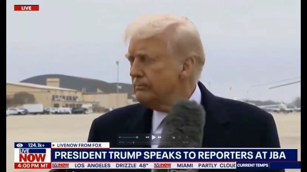 Трамп не был шокирован атакой микрофона по лицу. Источник: CNN