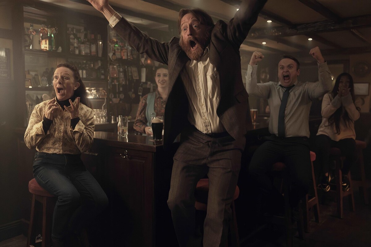 Кадр из сериала "Маленький городок, большая история" (2025)