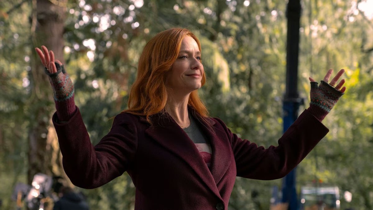 Кадр из сериала "Маленький городок, большая история" (2025)