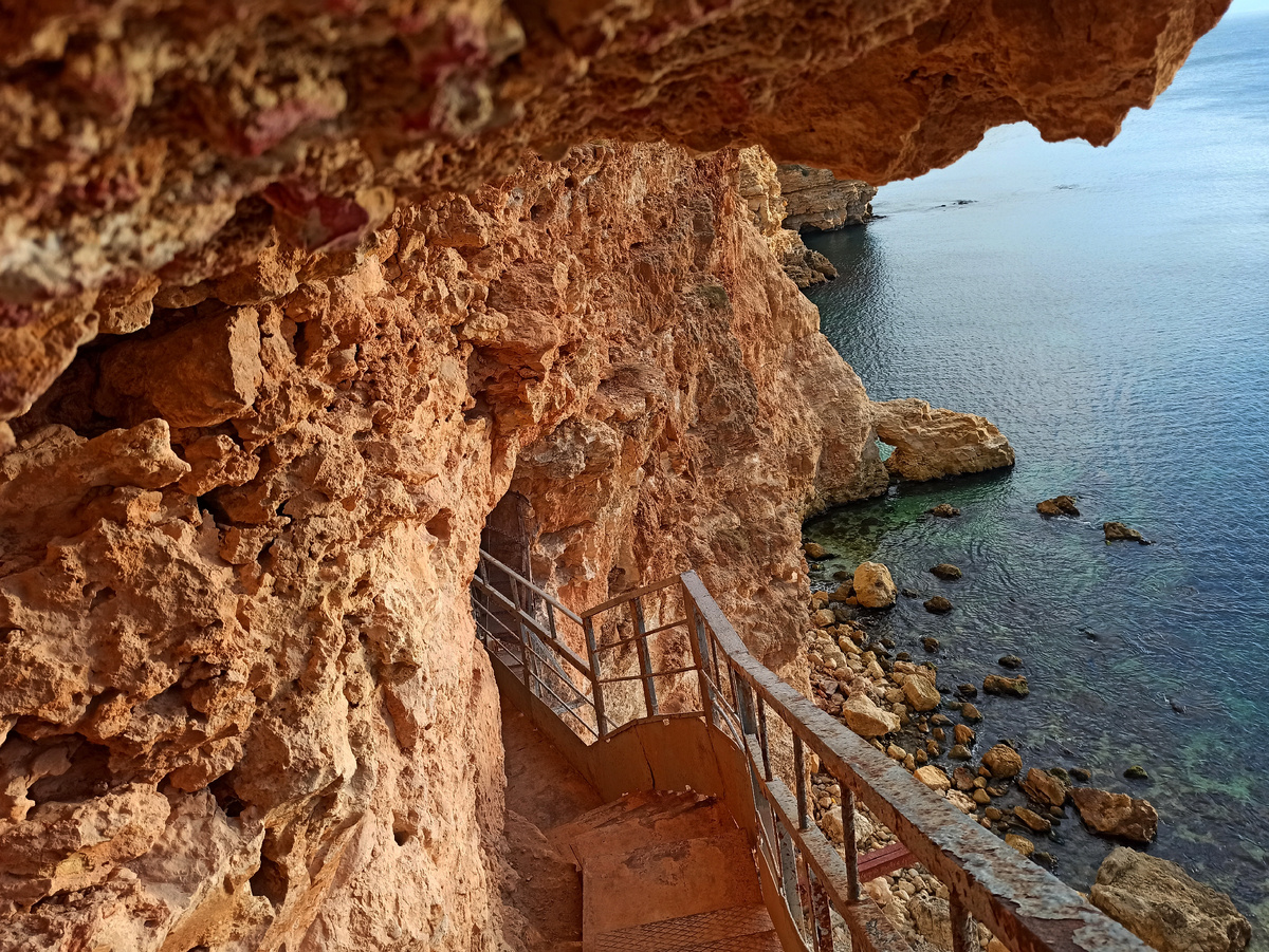 Спуск на пляж через скалу.