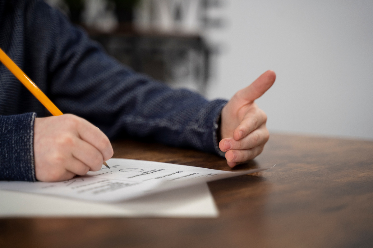 источник фото: <a href="https://ru.freepik.com/free-photo/side-view-kid-cheating-school-test_37127385.htm#fromView=search&page=4&position=19&uuid=05e5b57f-225a-462b-a41d-ac5acdcbb99a&query=%D0%BE%D0%B1%D1%80%D0%B0%D0%B7%D0%BE%D0%B2%D0%B0%D0%BD%D0%B8%D0%B5+%D1%8D%D0%BA%D0%B7%D0%B0%D0%BC%D0%B5%D0%BD">Изображение от freepik</a>