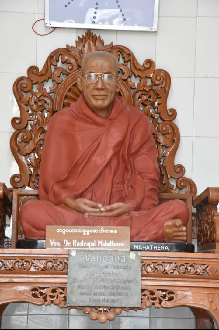 Статуя Доктора Растрапала в его очках. Очень по индийски!