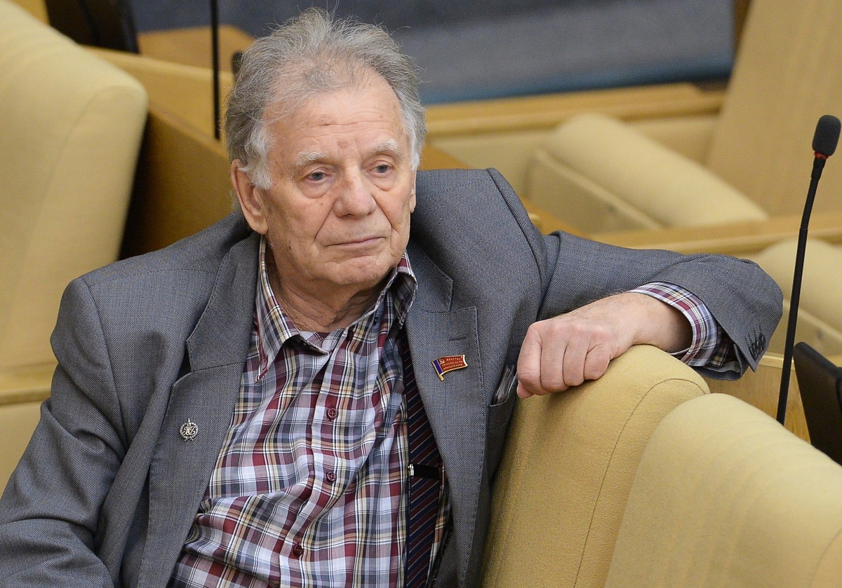    С 1953 года Алфёров работал в Физико-техническом институте (ФТИ) им. А.Ф. Иоффе, где прошёл путь от инженера и младшего научного сотрудника до директора и научного руководителя. Он участвовал в разработке первых отечественных транзисторов и силовых германиевых приборов / РИА Новости / Владимир Федоренко