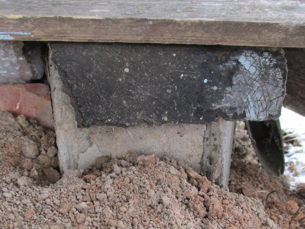 Дом на сваях, положенных плашмя. Фото автора