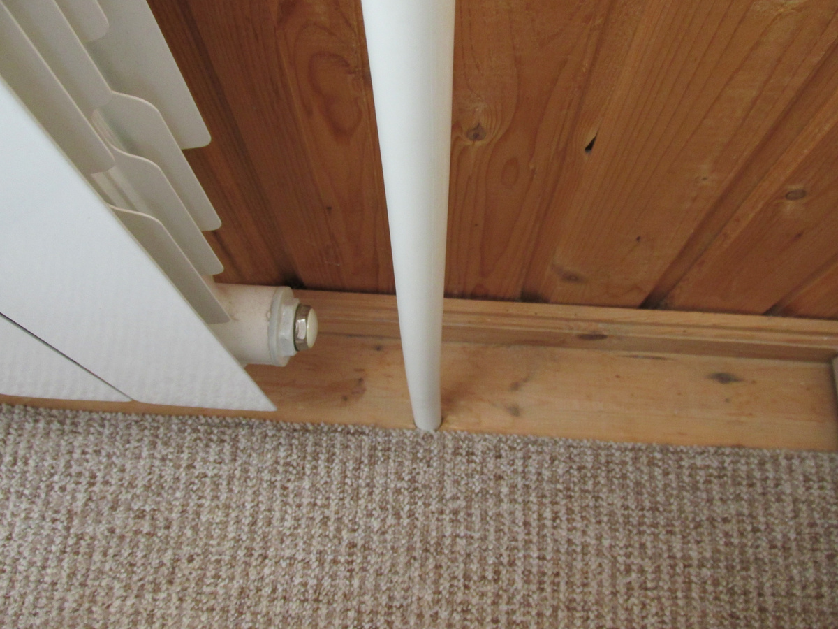 Трубы отопления, идущие через подполье. Фото автора