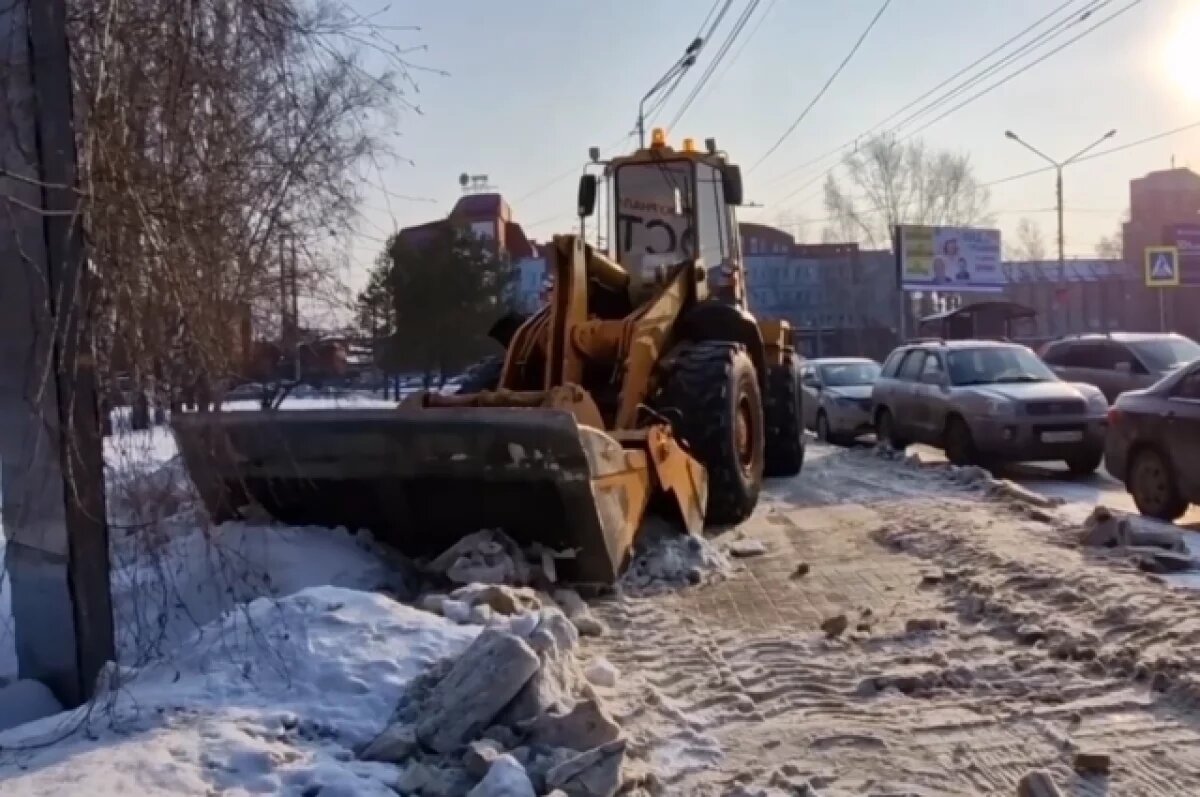    Работы по очистке тротуаров от спрессованного снега и льда усилили в Томске