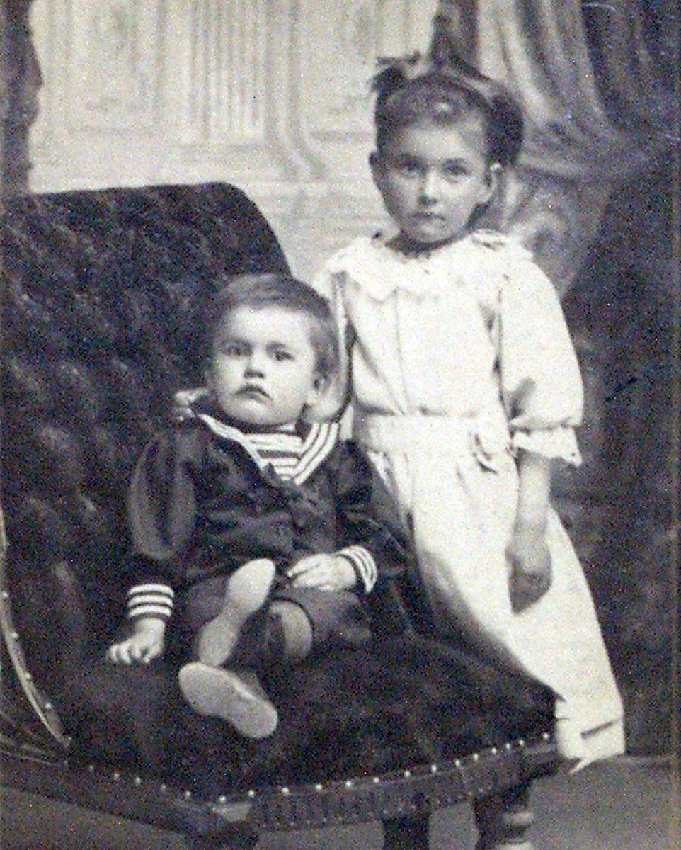 Маленький Маяковский с сестрой Ольгой