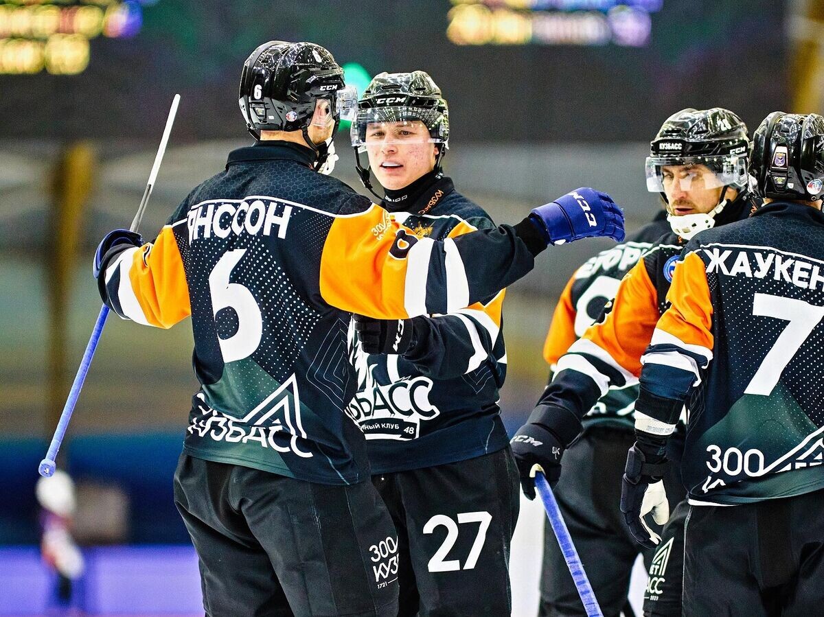    Хоккеисты "Кузбасса" в матче чемпионата России по бенди© официальная страница ХК "Кузбасс" ВКонтакте