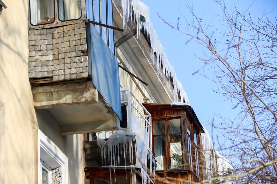    Снег и сосульки на крышах в Барнауле. Источник: Виталий Барабаш