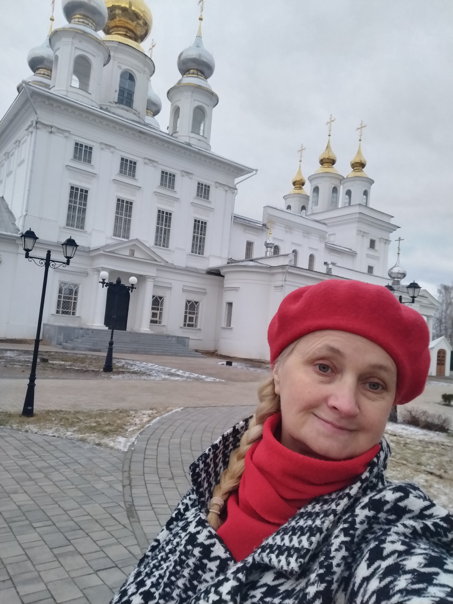 Ранее утро, никого. Возле  Воскресенского собора в Шуе.