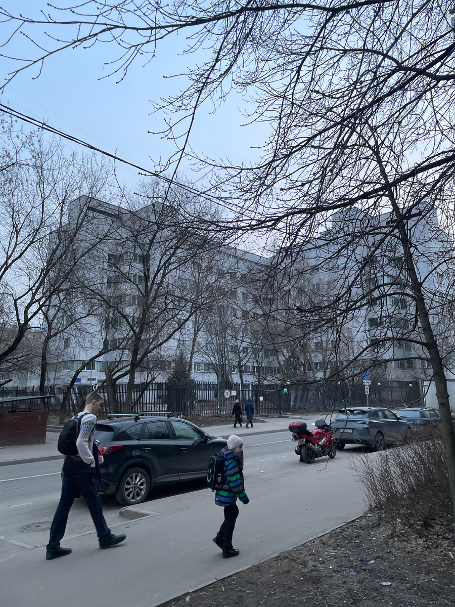 Здание снаружи выглядит очень рабочим