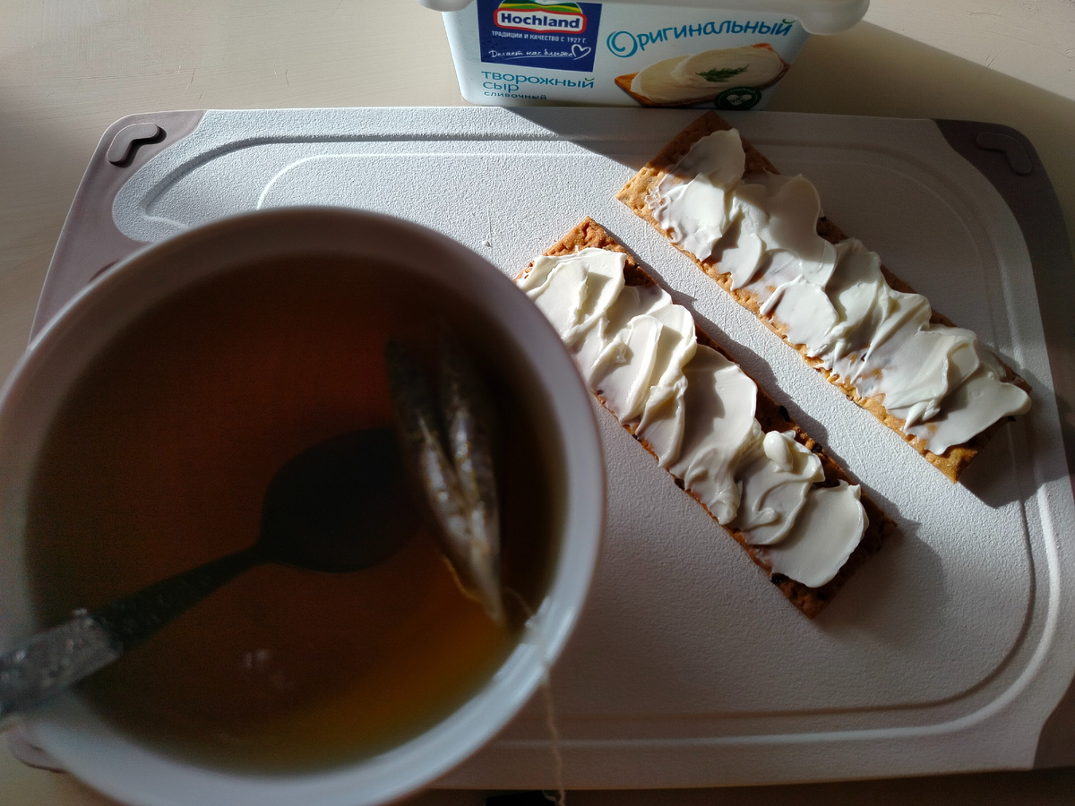 Первый ранний завтрак. Когда одного чая уже не хочется и на  чтото существенное  на завтрак еще аппетита нет.