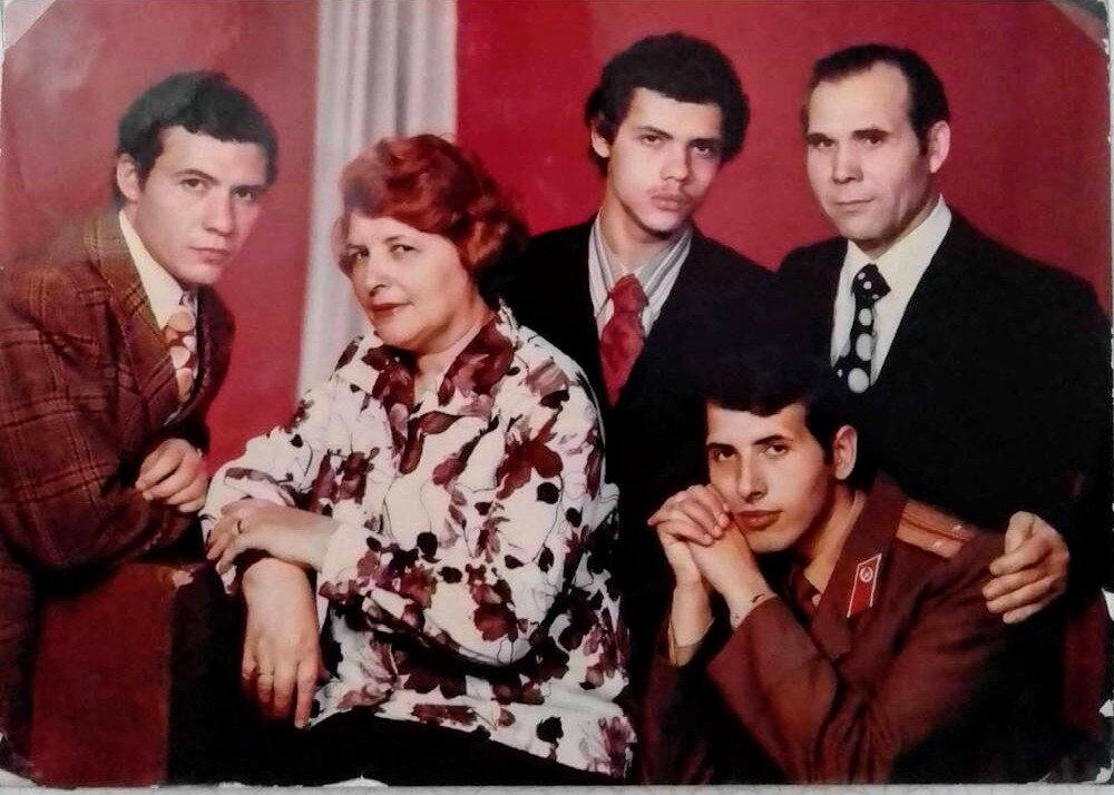 На фото- семья  Свиягиных. В форме-автор.1976г. Первый офицерский отпуск.