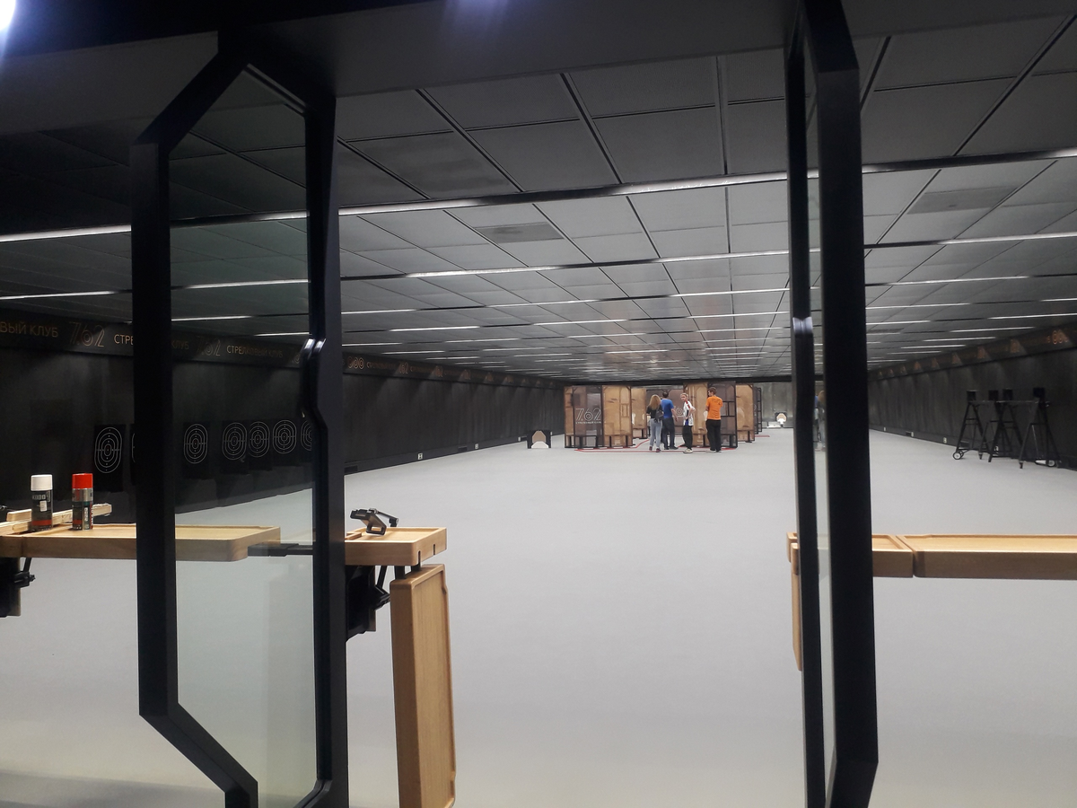 Одна из галерей клуба 7.62. Перед началом соревнований
