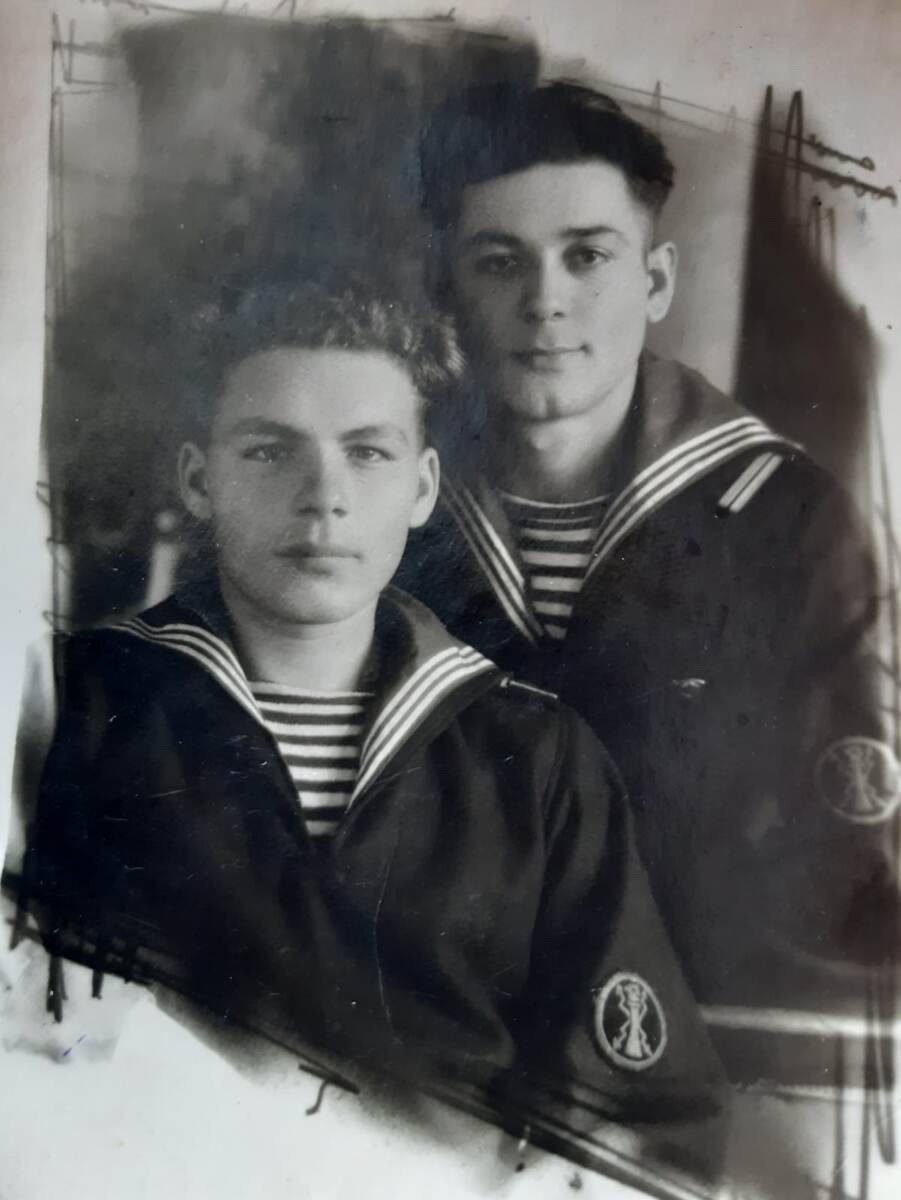 Справа - Олешко Иван Иванович со сослуживцем, 1948 год. Во время службы с 1943 по 1948 год на Тихоокеанском флоте.