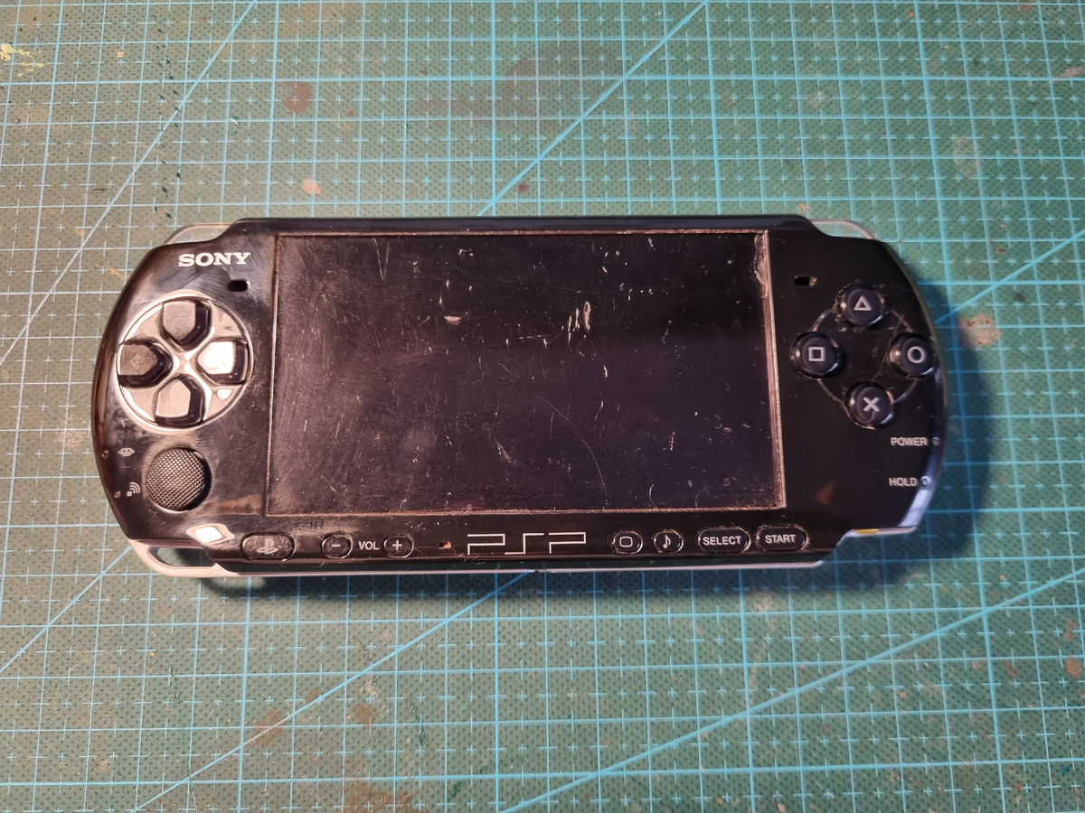 Как можно видеть приставка видала лучшие времена. Помимо побитого корпуса, мертвого аккумулятора она еще и была залита колой. 