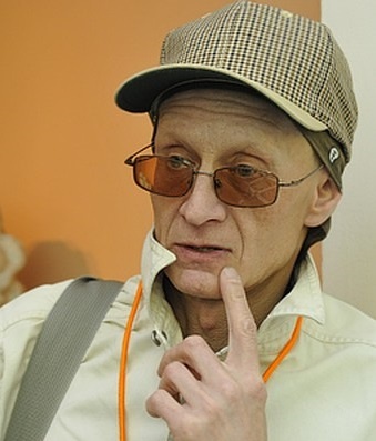 Александр А. Пушкин — поэт. Родился в 1957 году в Москве. С 1986 г. живет в Нью-Йорке. Публиковался в журналах «Дети Ра», «Семь искусств», «Есенинский бульвар», «Золотое руно» и других изданиях. Главный редактор литературного журнала «Слово\Word».