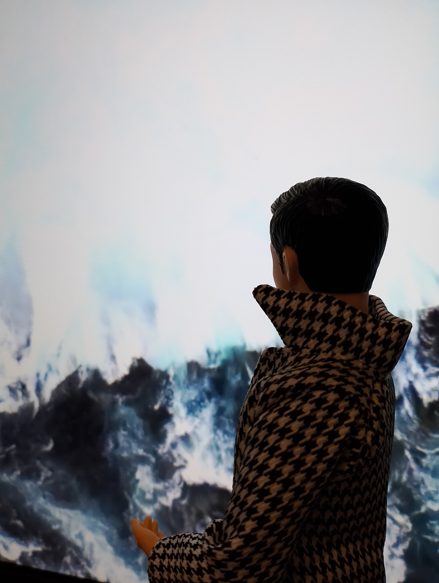 В печали смотрит на водопад дождя