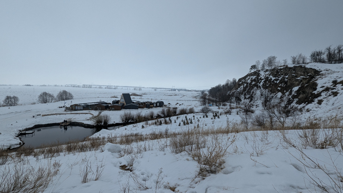 Голубое озеро в пасмурный день 