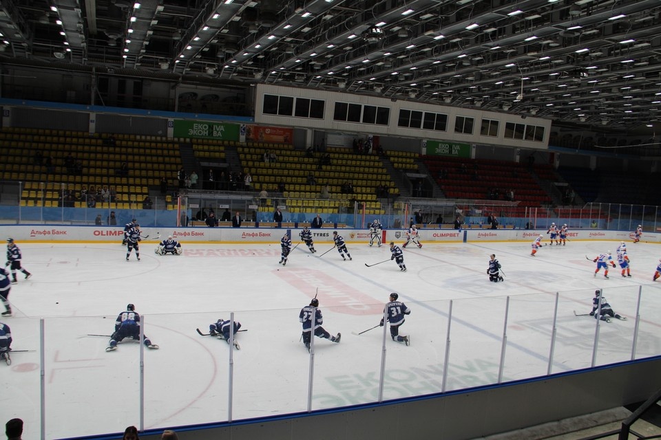    У «Бурана» задача-минимум, она же задача-максимум, брать четыре очка и надеяться на осечку «Магнитки» в поединке «Металлургом» из Новокузнецка. Алексей СЕРГУНИН