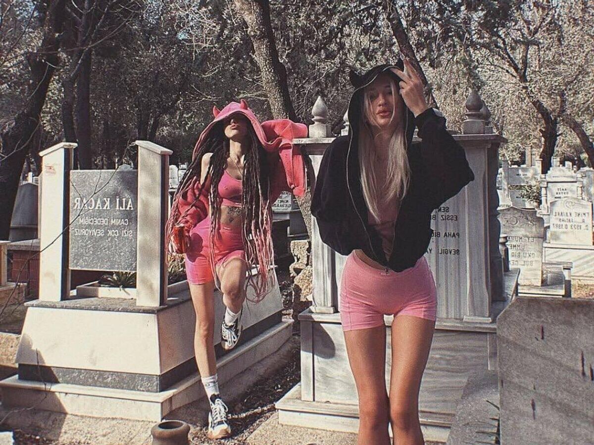    Девушки во время фотосессии на кладбище в Анталье, Турция© Фото : соцсети