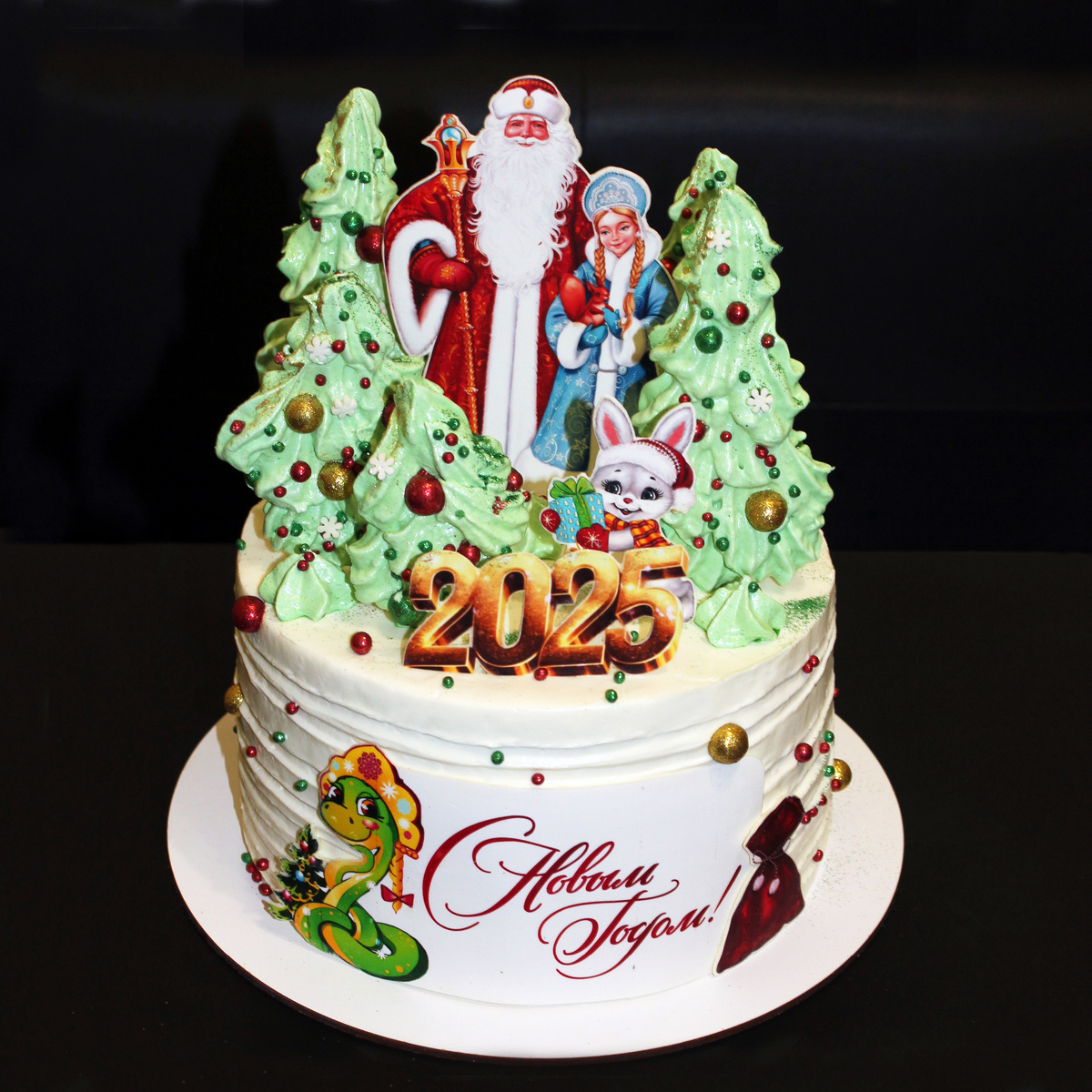 Морковные коржи со специями, мандариновый курд и сырный крем.