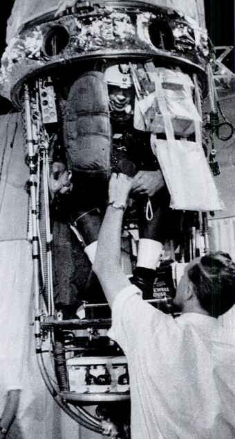 Майор Дэвид Саймонс в одной из оригинальных гондол проекта Manhigh.