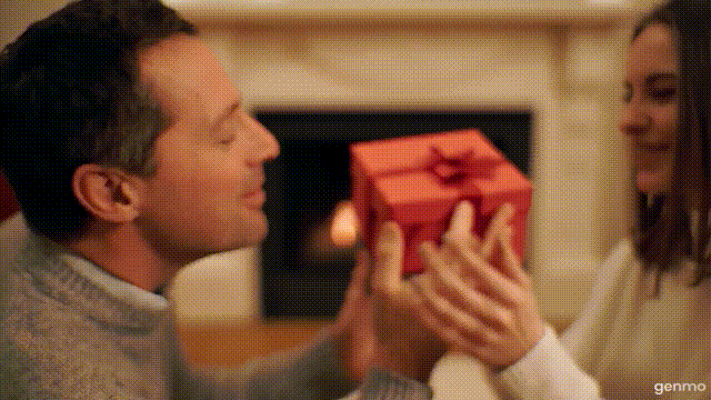 Genmo. Видео, сгенерированное по текстовому запросу "мужчина дарит девушке подарок".