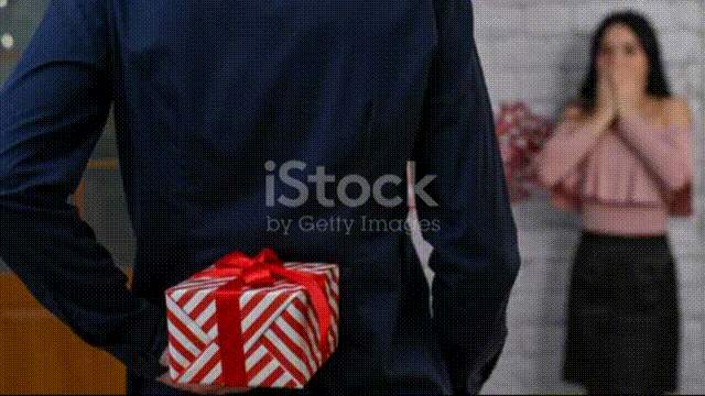 IniVideo. Видео, сгенерированное по текстовому запросу "мужчина дарит девушке подарок".