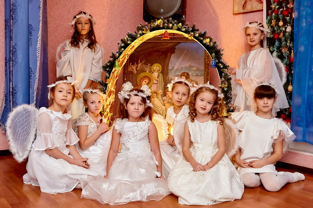 Дети воскресной школы после Рождественского представления. 