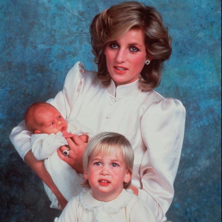 Принцесса Диана с сыновьями Уильямом и Гарри📷
