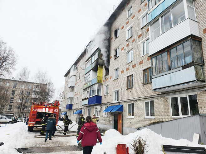 Из окна третьего этажа идёт дым. Именно в этой квартире случилось возгорание. Пожарные эвакуировали жителей и приступили к тушению огня